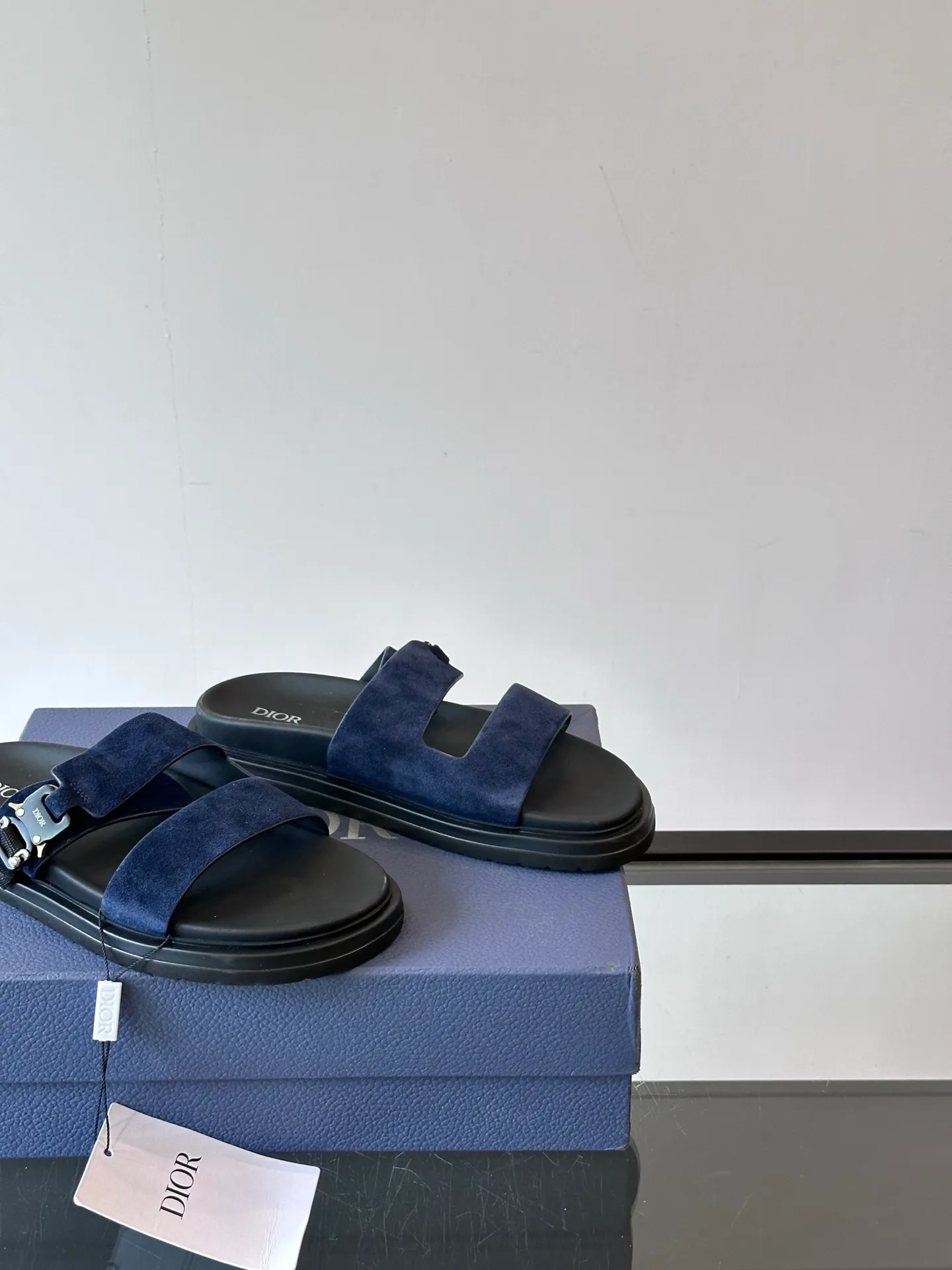 Factory price: 300💰Dior Aqua men's sandals and slippers. Showcasing Dior haute couture design. The Dior gray suede strap is accented with an aluminum Dior buckle for added style. Paired with a comfortable tonal notch sole, they pair easily with shorts or jeans for a sophisticated look. Main body: suede cow leather, technical fabric lining: cow leather, with adjustable straps, aluminum Dior buckle, Dior gray EVA insole, tonal notch rubber outsole splicing structure👌👌 size: 38-44 (45.46 customized)